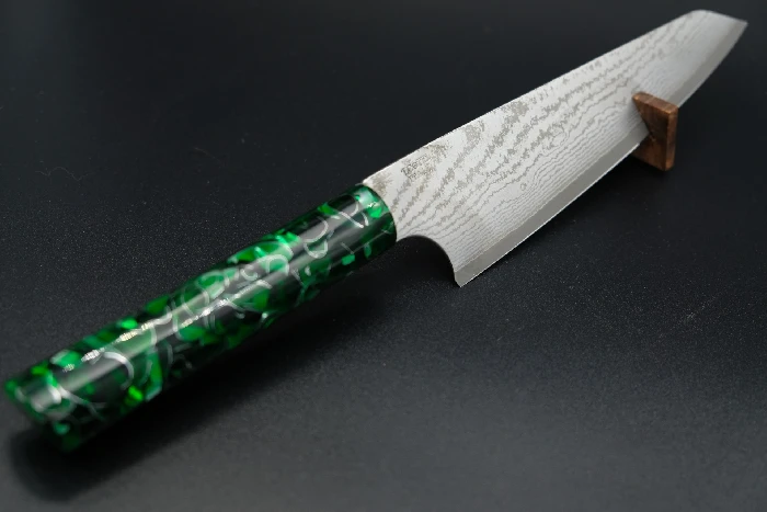 Coltello artigianale con lama decorata e manico colorato