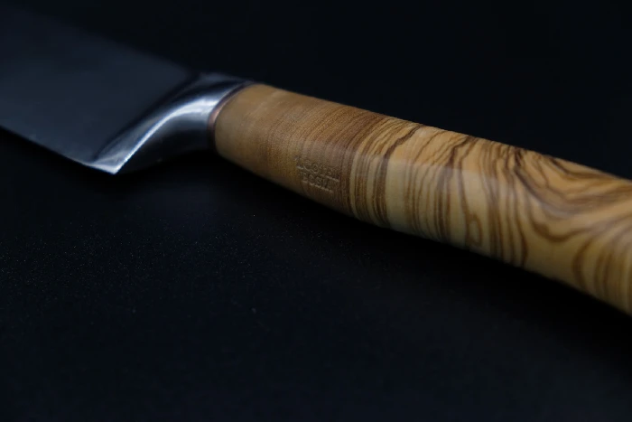 Coltello artigianale con manico in ulivo