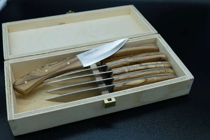 Set di coltelli artigianali in una scatola di legno